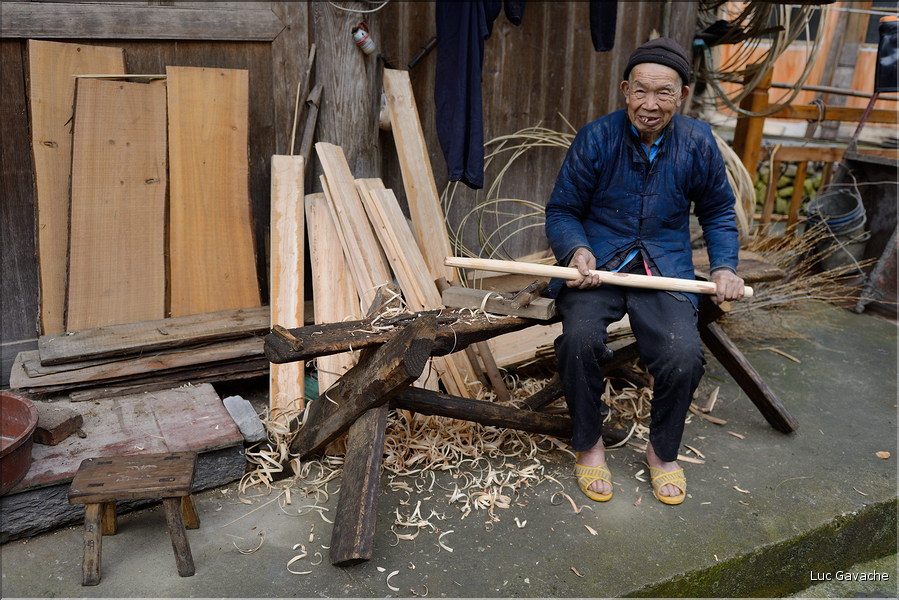 La vallée oú se situe le village d'Huanggang est restée enclavée jusqu'en 2012, ce qui explique que ces Dong ont gardé un mode de vie assez traditionnel. (3)