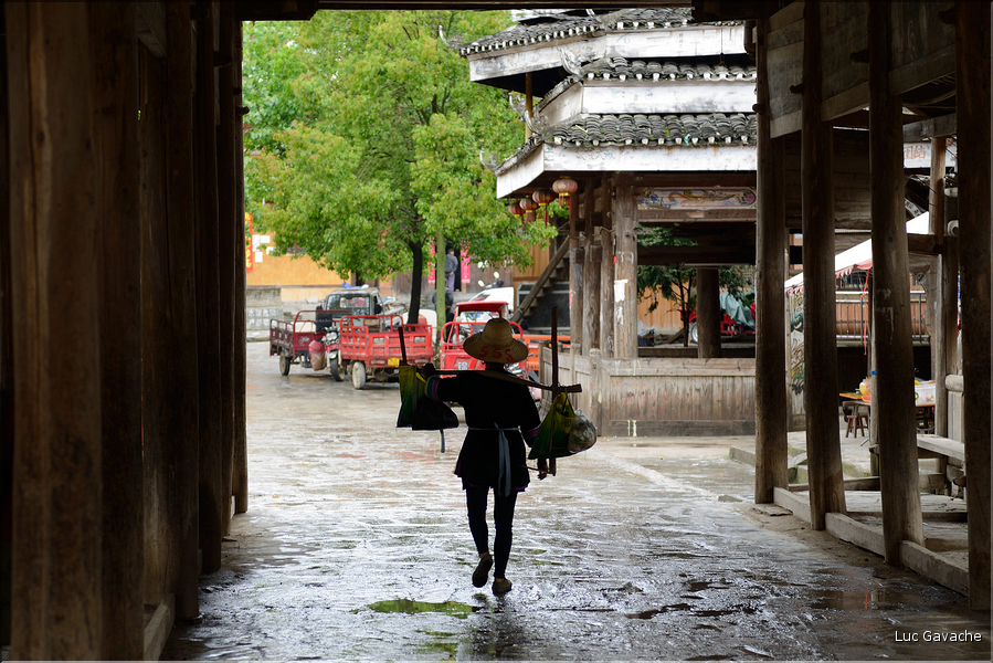La vallée oú se situe le village d'Huanggang est restée enclavée jusqu'en 2012, ce qui explique que ces Dong ont gardé un mode de vie assez traditionnel. (5)