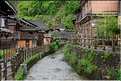La vallée oú se situe le village d'Huanggang est restée enclavée jusqu'en 2012, ce qui explique que ces Dong ont gardé un mode de vie assez traditionnel. (7)