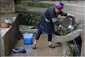 La vallée oú se situe le village d'Huanggang est restée enclavée jusqu'en 2012, ce qui explique que ces Dong ont gardé un mode de vie assez traditionnel. (9)