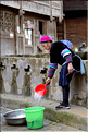 La vallée oú se situe le village d'Huanggang est restée enclavée jusqu'en 2012, ce qui explique que ces Dong ont gardé un mode de vie assez traditionnel. (11)