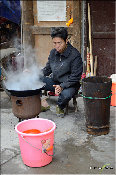 La vallée oú se situe le village d'Huanggang est restée enclavée jusqu'en 2012, ce qui explique que ces Dong ont gardé un mode de vie assez traditionnel. (16)