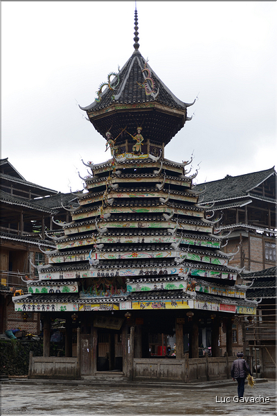 La vallée oú se situe le village d'Huanggang est restée enclavée jusqu'en 2012, ce qui explique que ces Dong ont gardé un mode de vie assez traditionnel. (19)