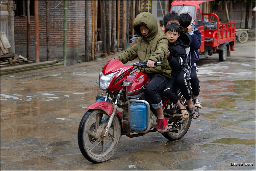 La vallée oú se situe le village d'Huanggang est restée enclavée jusqu'en 2012, ce qui explique que ces Dong ont gardé un mode de vie assez traditionnel. (26)
