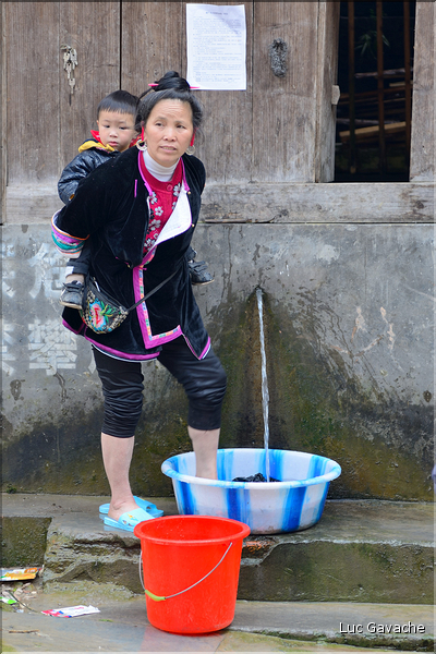 La vallée oú se situe le village d'Huanggang est restée enclavée jusqu'en 2012, ce qui explique que ces Dong ont gardé un mode de vie assez traditionnel. (27)