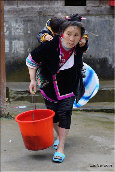 La vallée oú se situe le village d'Huanggang est restée enclavée jusqu'en 2012, ce qui explique que ces Dong ont gardé un mode de vie assez traditionnel. (28)