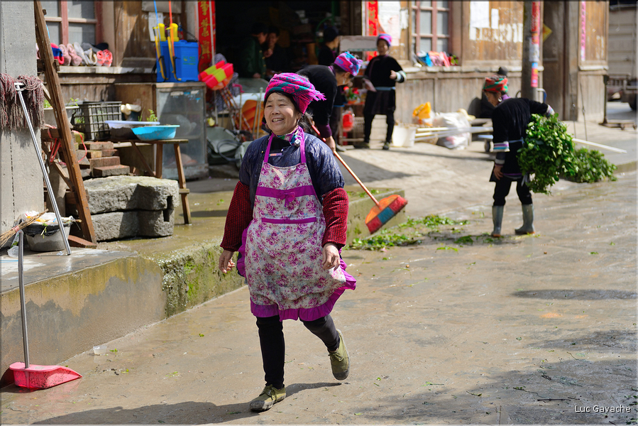 La vallée oú se situe le village d'Huanggang est restée enclavée jusqu'en 2012, ce qui explique que ces Dong ont gardé un mode de vie assez traditionnel. (30)