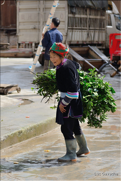 La vallée oú se situe le village d'Huanggang est restée enclavée jusqu'en 2012, ce qui explique que ces Dong ont gardé un mode de vie assez traditionnel. (31)