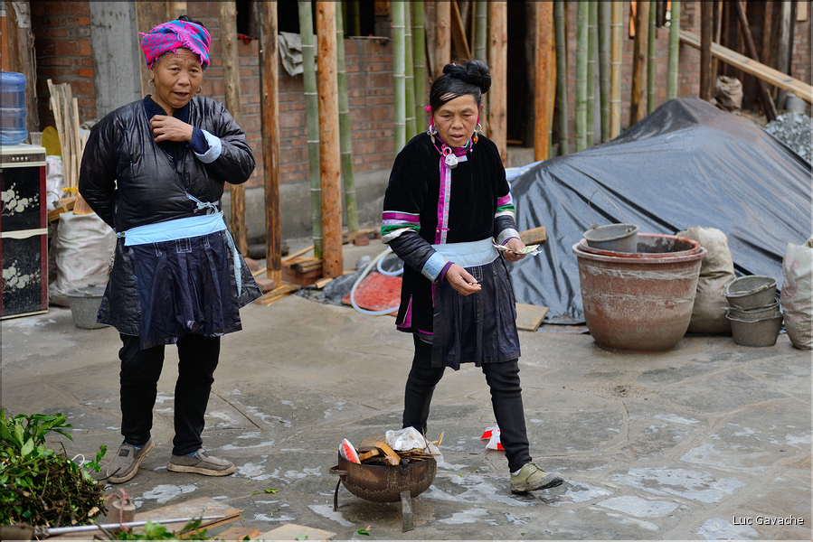 La vallée oú se situe le village d'Huanggang est restée enclavée jusqu'en 2012, ce qui explique que ces Dong ont gardé un mode de vie assez traditionnel. (32)