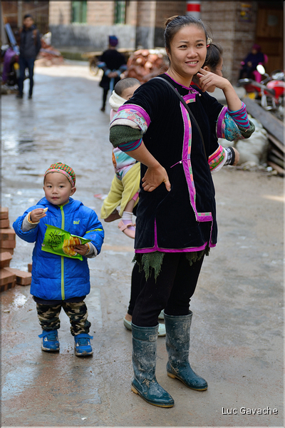 La vallée oú se situe le village d'Huanggang est restée enclavée jusqu'en 2012, ce qui explique que ces Dong ont gardé un mode de vie assez traditionnel. (34)