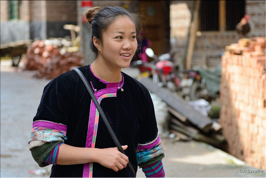 La vallée oú se situe le village d'Huanggang est restée enclavée jusqu'en 2012, ce qui explique que ces Dong ont gardé un mode de vie assez traditionnel. (36)