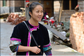 La vallée oú se situe le village d'Huanggang est restée enclavée jusqu'en 2012, ce qui explique que ces Dong ont gardé un mode de vie assez traditionnel. (36)