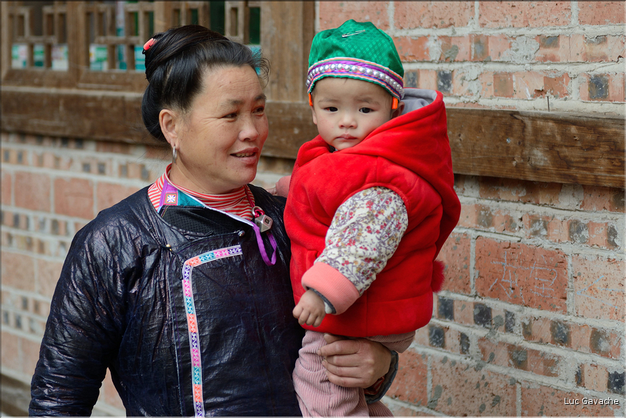 La vallée oú se situe le village d'Huanggang est restée enclavée jusqu'en 2012, ce qui explique que ces Dong ont gardé un mode de vie assez traditionnel. (40)