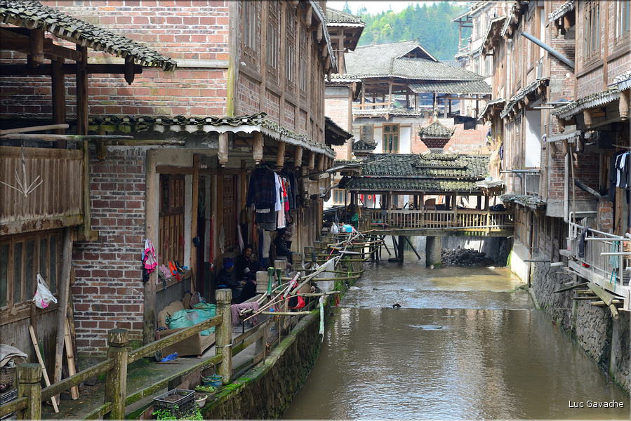 La vallée oú se situe le village d'Huanggang est restée enclavée jusqu'en 2012, ce qui explique que ces Dong ont gardé un mode de vie assez traditionnel. (42)