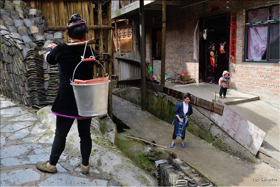 La vallée oú se situe le village d'Huanggang est restée enclavée jusqu'en 2012, ce qui explique que ces Dong ont gardé un mode de vie assez traditionnel. (44)