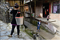 La vallée oú se situe le village d'Huanggang est restée enclavée jusqu'en 2012, ce qui explique que ces Dong ont gardé un mode de vie assez traditionnel. (44)