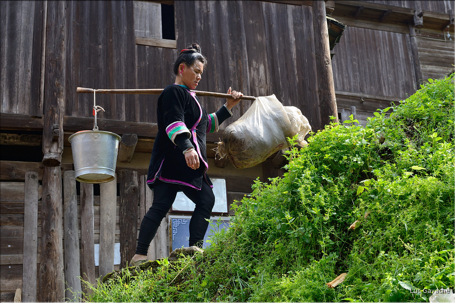 La vallée oú se situe le village d'Huanggang est restée enclavée jusqu'en 2012, ce qui explique que ces Dong ont gardé un mode de vie assez traditionnel. (45)