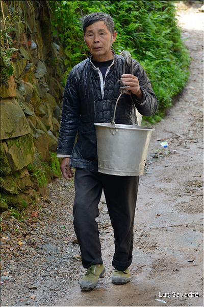 La vallée oú se situe le village d'Huanggang est restée enclavée jusqu'en 2012, ce qui explique que ces Dong ont gardé un mode de vie assez traditionnel. (46)