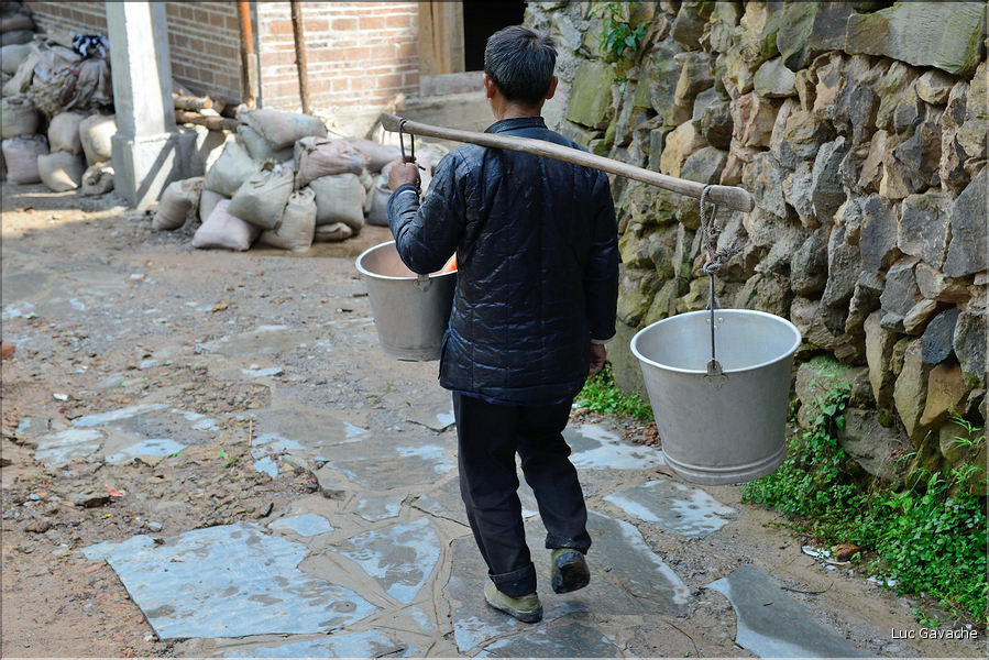 La vallée oú se situe le village d'Huanggang est restée enclavée jusqu'en 2012, ce qui explique que ces Dong ont gardé un mode de vie assez traditionnel. (47)