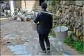 La vallée oú se situe le village d'Huanggang est restée enclavée jusqu'en 2012, ce qui explique que ces Dong ont gardé un mode de vie assez traditionnel. (47)