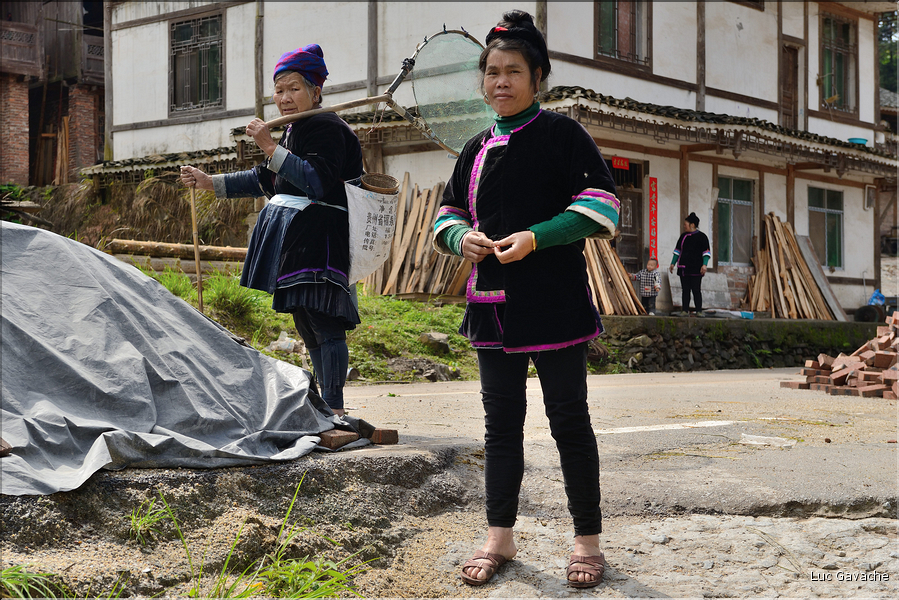 La vallée oú se situe le village d'Huanggang est restée enclavée jusqu'en 2012, ce qui explique que ces Dong ont gardé un mode de vie assez traditionnel. (48)