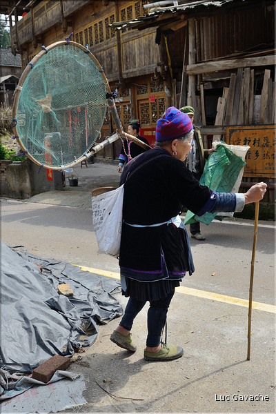 La vallée oú se situe le village d'Huanggang est restée enclavée jusqu'en 2012, ce qui explique que ces Dong ont gardé un mode de vie assez traditionnel. (49)
