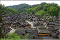 Non loin de là, le village Dong de Xiaohuang est également resté enclavé jusqu'en 2012. (1)