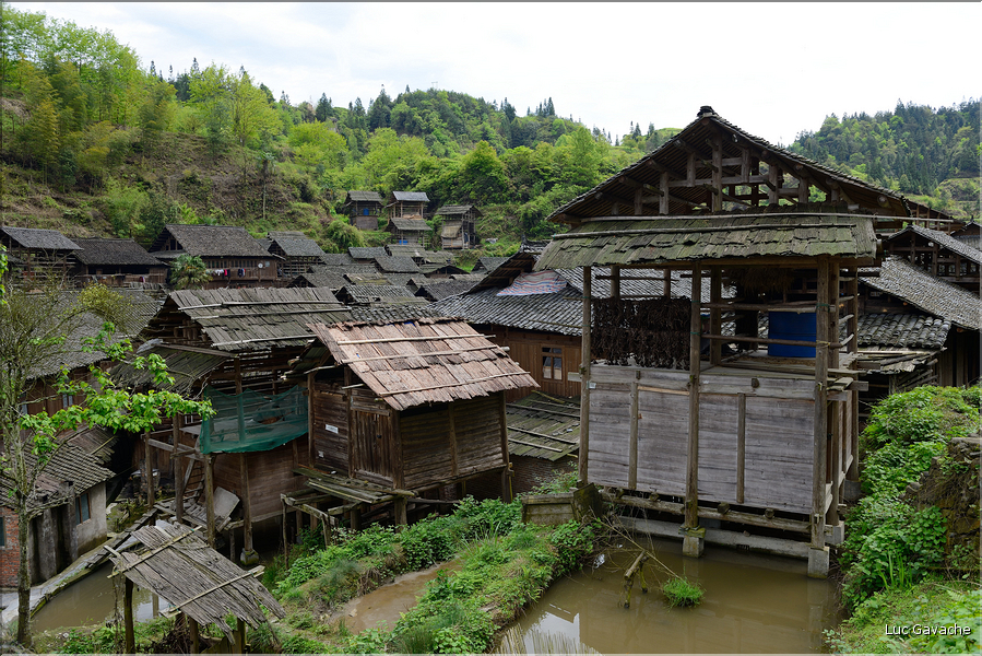 Non loin de là, le village Dong de Xiaohuang est également resté enclavé jusqu'en 2012. (3)