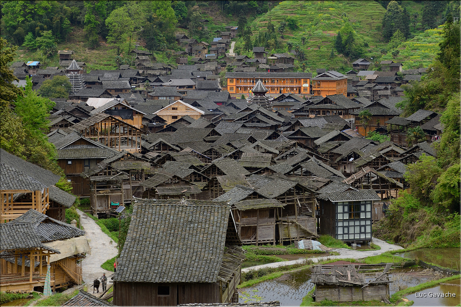 Non loin de là, le village Dong de Xiaohuang est également resté enclavé jusqu'en 2012. (4)