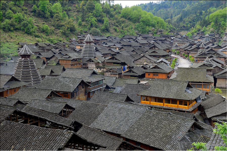 Non loin de là, le village Dong de Xiaohuang est également resté enclavé jusqu'en 2012. (7)