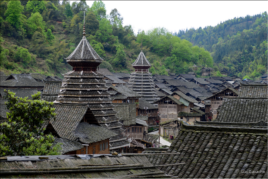 Non loin de là, le village Dong de Xiaohuang est également resté enclavé jusqu'en 2012. (8)