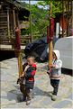 Dans les rues et ruelles du village Dong de Xiaohuang. (1) Enfants jouant de l'instrument traditionnel en bambou.