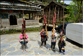 Dans les rues et ruelles du village Dong de Xiaohuang. (2) Enfants jouant de l'instrument traditionnel en bambou.