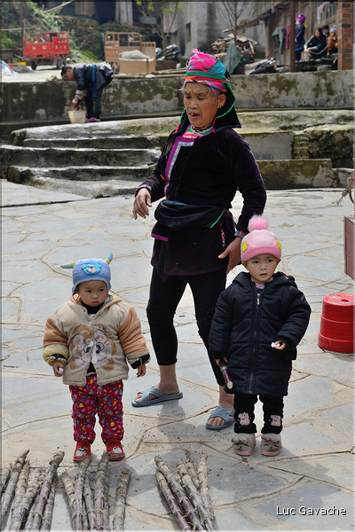 Dans les rues et ruelles du village Dong de Xiaohuang. (40) Vendeuse de cannes à sucre.