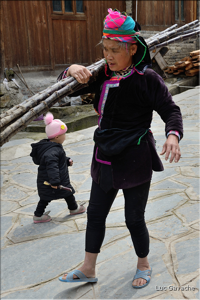 Dans les rues et ruelles du village Dong de Xiaohuang. (42) Vendeuse de cannes à sucre.