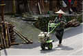 Personnes revenant ou se rendant dans les jardins du village de Xiaohuang. (1)