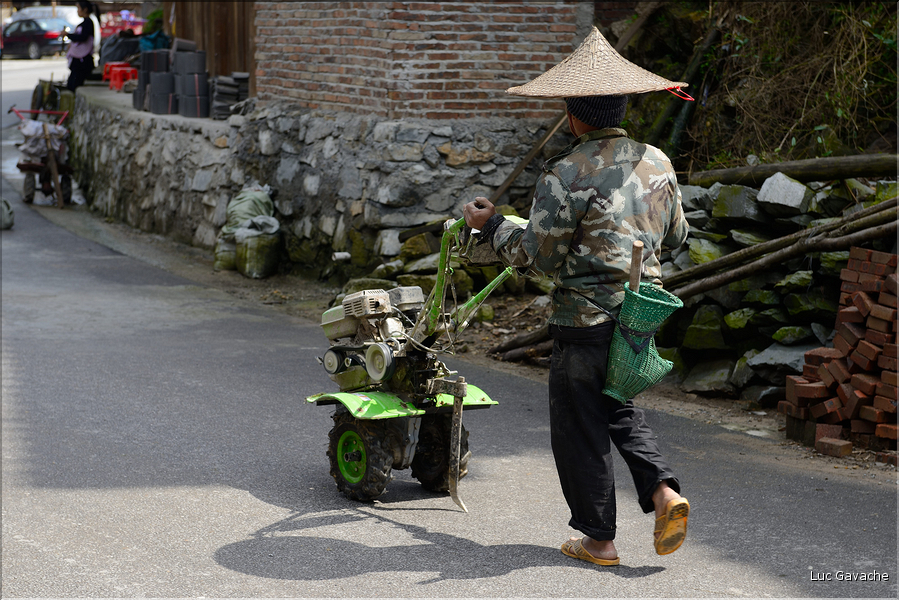 Personnes revenant ou se rendant dans les jardins du village de Xiaohuang. (2)