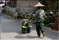 Personnes revenant ou se rendant dans les jardins du village de Xiaohuang. (2)