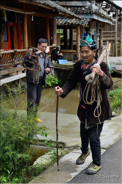Personnes revenant ou se rendant dans les jardins du village de Xiaohuang. (3)