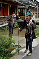 Personnes revenant ou se rendant dans les jardins du village de Xiaohuang. (3)