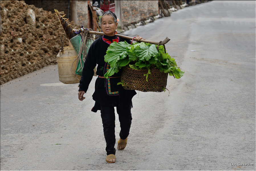 Personnes revenant ou se rendant dans les jardins du village de Xiaohuang. (4)