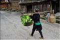 Personnes revenant ou se rendant dans les jardins du village de Xiaohuang. (5)