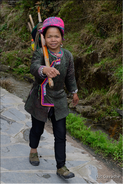 Personnes revenant ou se rendant dans les jardins du village de Xiaohuang. (9)