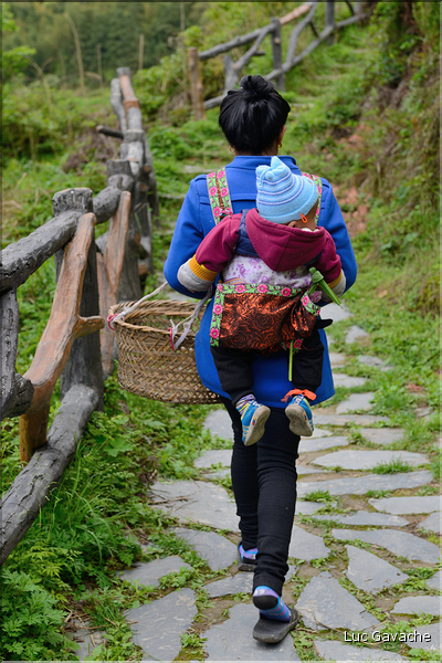 Personnes revenant ou se rendant dans les jardins du village de Xiaohuang. (11)