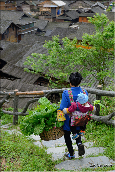 Personnes revenant ou se rendant dans les jardins du village de Xiaohuang. (14)