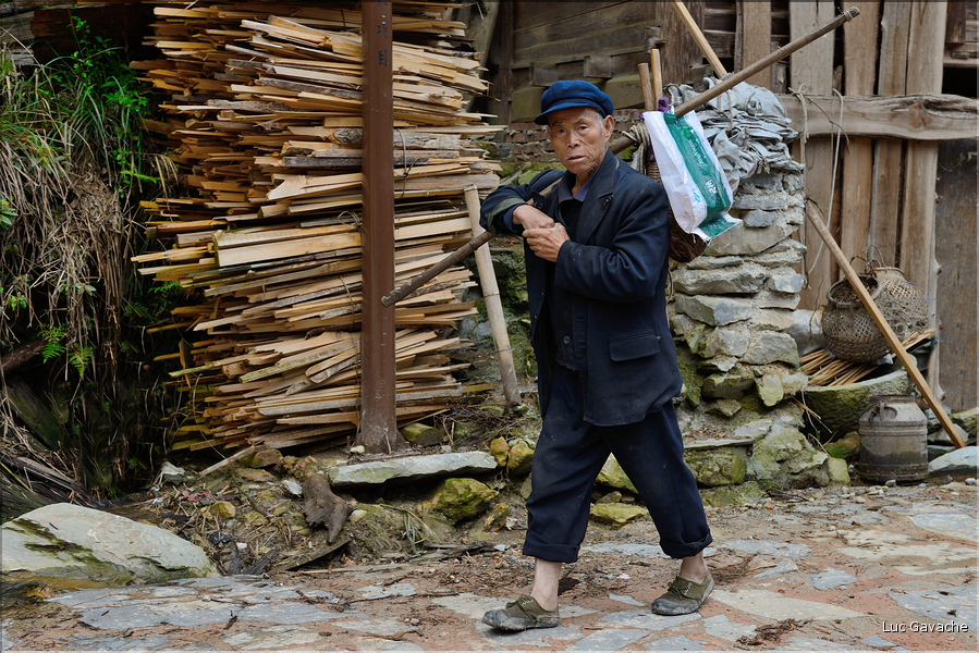 Personnes revenant ou se rendant dans les jardins du village de Xiaohuang. (15)