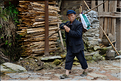 Personnes revenant ou se rendant dans les jardins du village de Xiaohuang. (15)