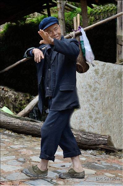Personnes revenant ou se rendant dans les jardins du village de Xiaohuang. (16)