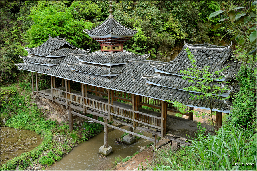 Pont du vent et de pluie à la sortie du village de Xiaohuang.