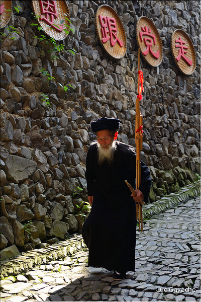 En ce jour de fête, toutes les générations se rassemblent à l'entrée du village de Langde, pour accueillir les visiteurs... (2)
